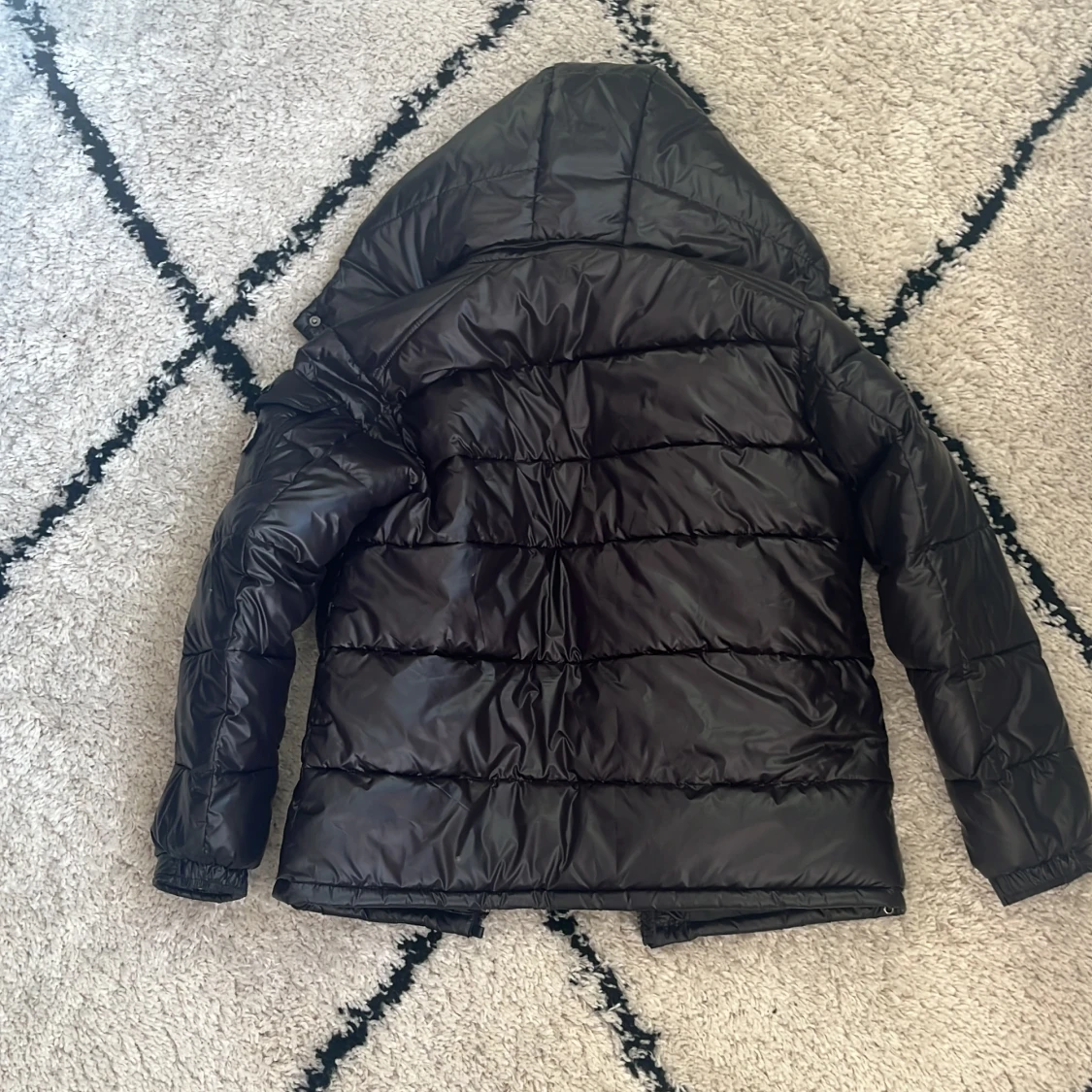 Svart dunjacka med huva - 3