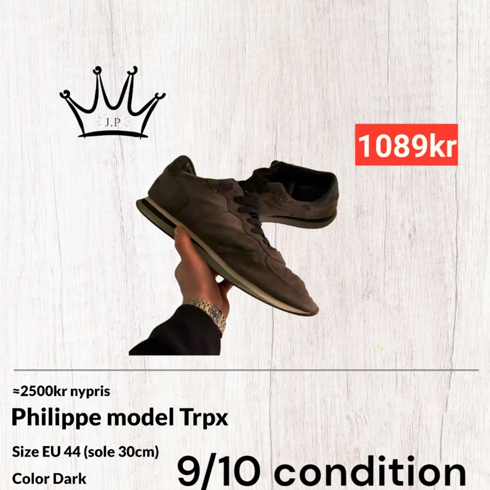 Säljer nu dessa feta Philippe model Trpx i en mörk brun färg i storlek 44. Skicket på dessa skulle jag bedöma är 9/10 då dem är fina intill och utanpå. Sulan är knappt sliten. För fler frågor eller funderingar är det bara att skriva. Kengät.