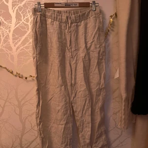 Beige linnebyxor från Arket - Säljer min beigea linnebyxor från arket! Köpta för ungefär 2 år sedan och är i storlek s. Använt fåtal gånger eftersom de är för korta för mig!!