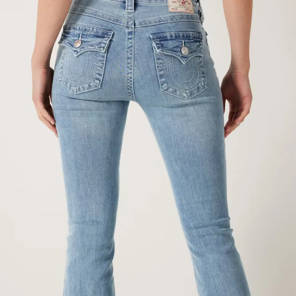 Intressekoll på mina blå true religion w29, väldigt bra skick, endast lite ” slitna ” i kanten (bild). Det är inget man direkt tänker på, de är för långa för mig därav defekten- går att tvätta så ser det ännu lite bättre ut 🤗. Farkut & Housut.