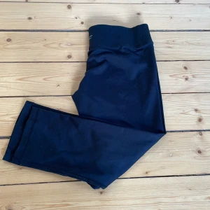 Svarta trekvarts leggings från SOC - Säljer ett par svarta trekvartsleggings från SOC i storlek S.