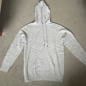 Merinoull Hoodie - En riktigt snygg merinoull hoodie i storlek M! Använd max 3 gånger, inga defekter! Perfekt nu till våren och sommaren🌟 Hör av dig vid intresse😊