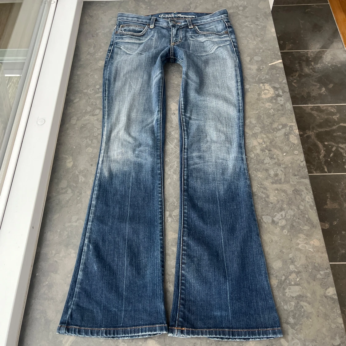 Såå snygga lågmidjade Guess jeans!! 