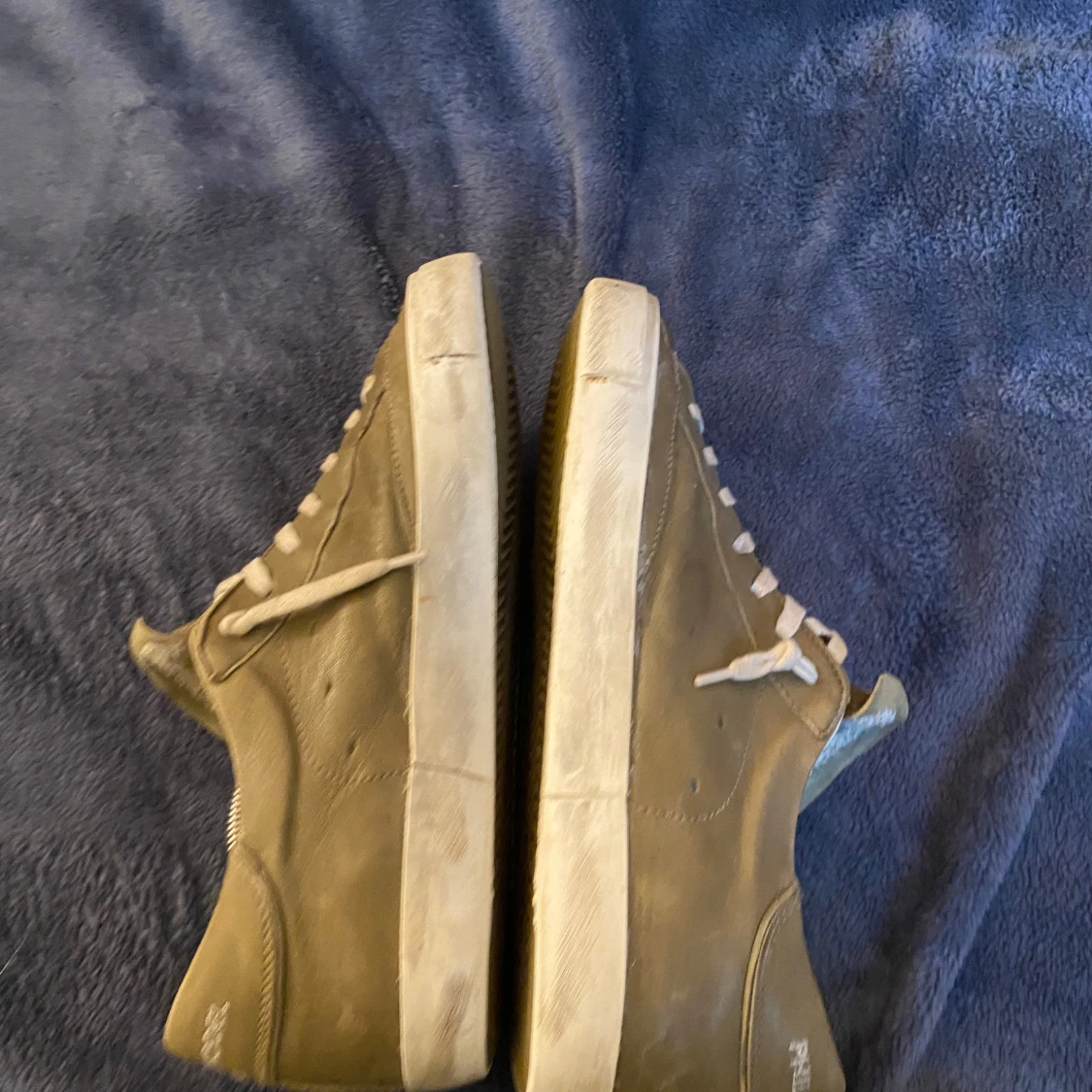 Olivgrön sneakers med snörning kvitto finns! - 1