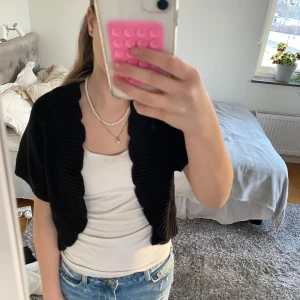 Svart bolero - Jättesnygg bolero med volanger som har lite glitter som inte syns jätte tydligt💓💓 säg till om fler bilder!