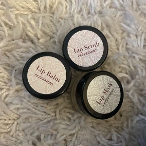 Peppermint läppvård set - Set med läppbalsam, läppskrubb och läppmask med pepparmintdoft. Perfekt för att hålla läpparna mjuka och återfuktade. Kommer i små burkar med elegant design.