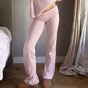 Rosa yoga leggings Gina Young  - Snygga rosa yoga leggings med låg midja från Gina Young 🩷 Helt oanvända! Tillverkade i ett mjukt och stretchigt material!