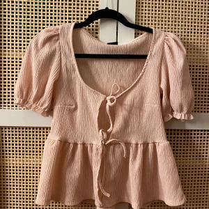 Rosa blus - En jättesöt rosa blus som var köpt till min skolavslutning men ej har använts efter💕