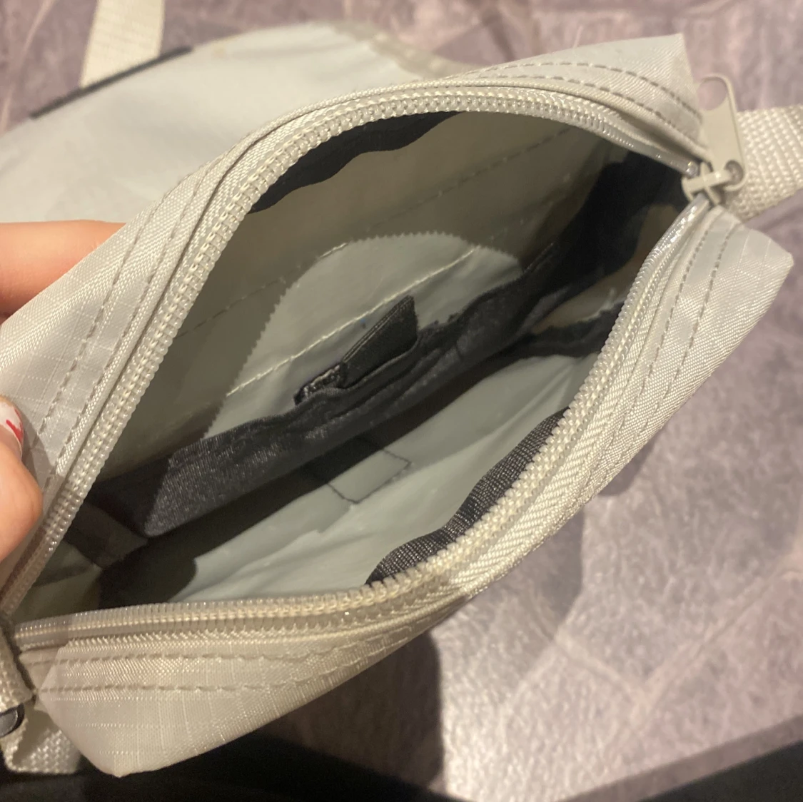 Grå axelväska med tryck - 1