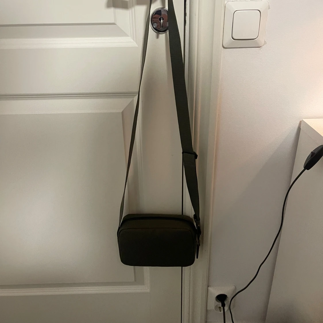 Olivgrön axelväska med dragkedja - 1