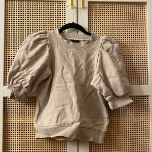 Beige tröja med puff ärmar - En jättefin beige tröja med puff ärmar som ej har använts eftersom att den är för liten💕