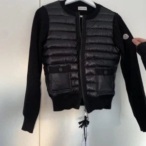  Moncler cardigan - helt ny , qr kod finns . 