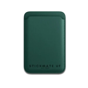 Mossgrön korthållare från Stickmate UF - Snygg och stilren mossgrön plånbok från Stickmate UF. Perfekt för att hålla dina kort organiserade. Den har en minimalistisk design med märkets logotyp tryckt på framsidan. Sitter hårt och bra med hjälp av MagSafe!