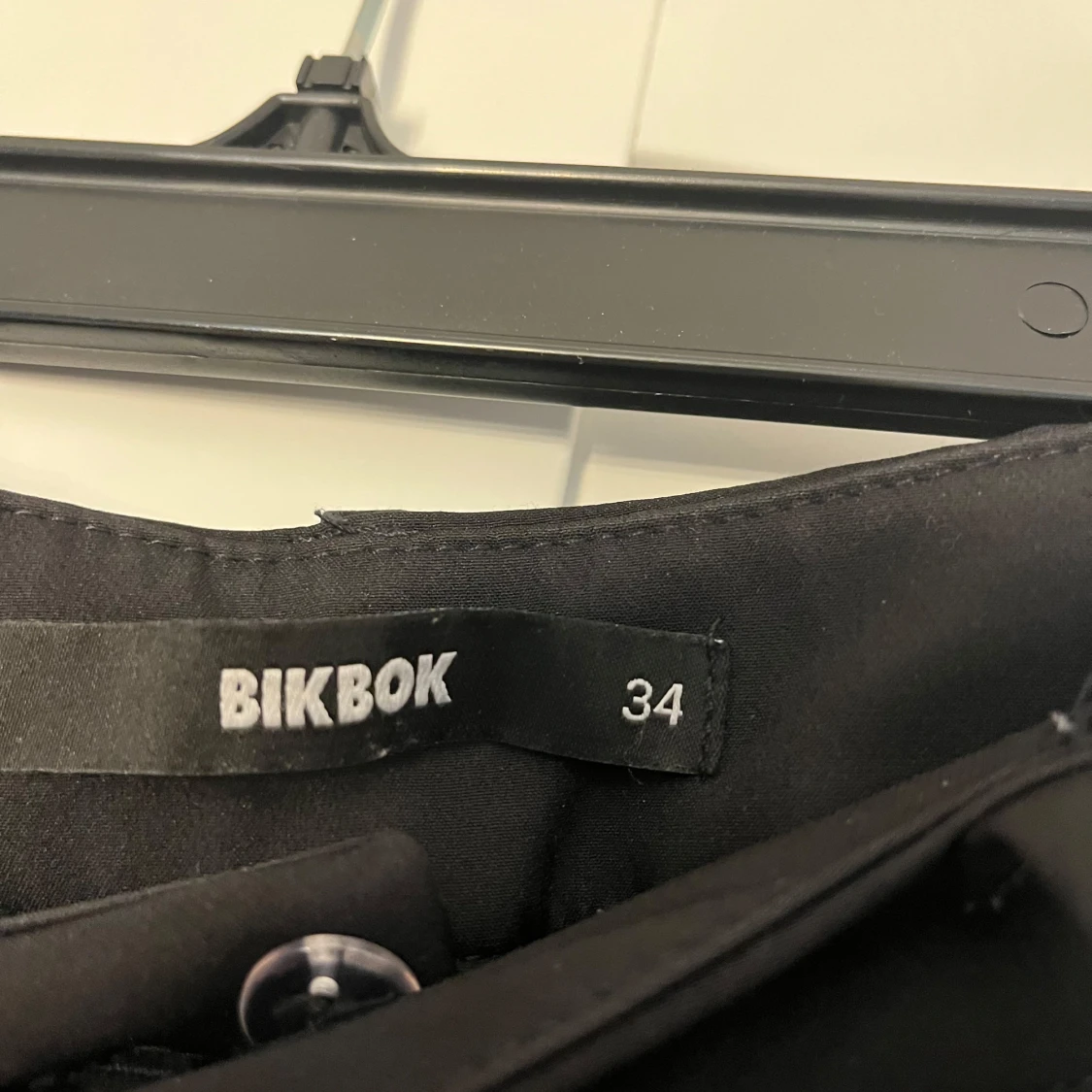 Svarta kostymbyxor från BikBok - 2