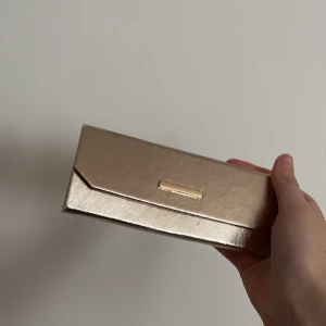 Plånbok  - Säljer en snygg plånbok som är i bra skick men med små defekter såsom några repor och sånt. För att se insida kolla andra bilden ⭐️ 