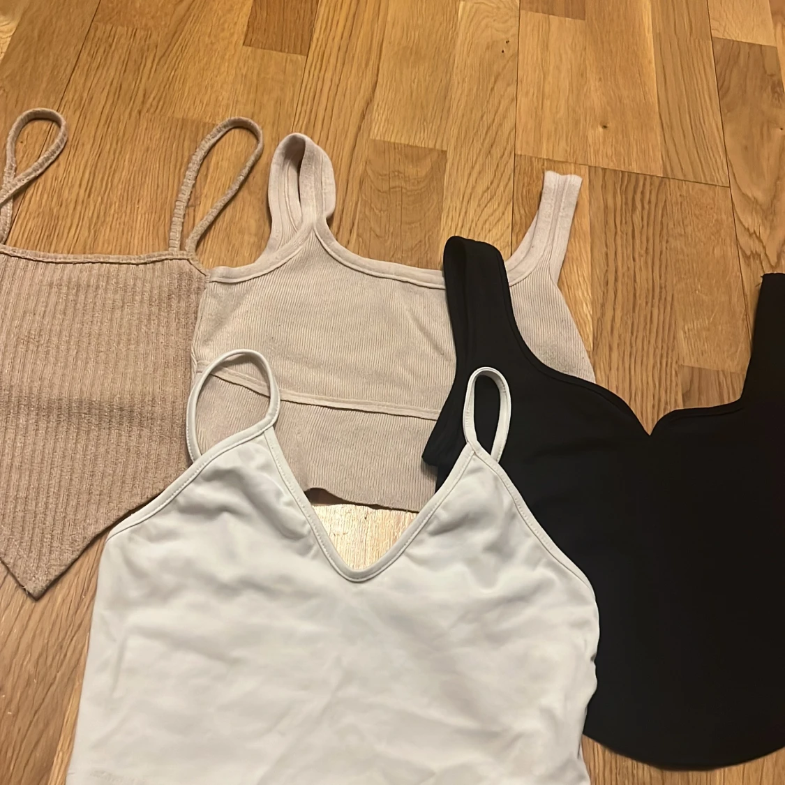 Fyra olika toppar i olika färger - 4