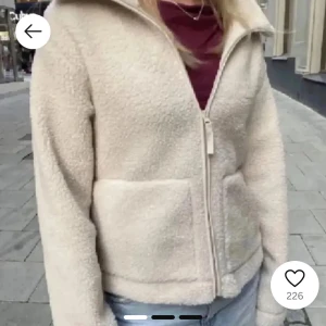 Beige teddyjacka från h&m - Mysig beige teddyjacka med dragkedja framtill. Använd Max 5 gånger så i nyskick💞