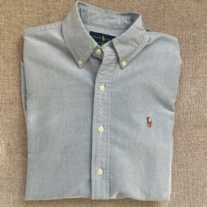 Polo skjorta  - Riktigt fräsch nästintill ny skjorta från polo Ralph Lauren, med en enkelt och stilren design, nypris 1799kr, mitt pris 599kr🙌