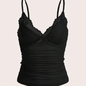 Svart spetslinne - Snyggt och sött svart linne med spetsdetaljer och smala axelband som går att justera. Den är andvänd 1 gång men behöver rensa garderoben. Super fin på och ger ut för ett bra pris. Kontakta mig om ni har några minsta funderingar💞