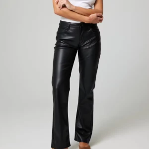 Svarta skinnbyxor - Snygga svarta skinnbyxor med låg midja och bootcut-stil. Perfekta för en trendig look. Byxorna har en klassisk design med dragkedja och knapp framtill.