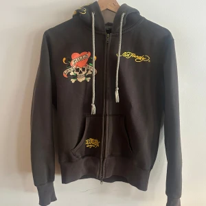 Grå hoodie från Ed Hardy - Säljer en grå hoodie från Ed Hardy fint begagnat skick stl 36