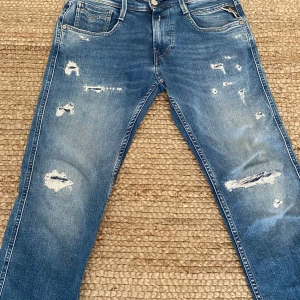 Replay anbass - Säljer nu ett par Replay jeans i nyskick då de ej har används så mycket. De har snygga slitningar och passar perfekt till en chill outfit. De är i modellen anbass Slim fit. Tveka inte av att höra av dig vi frågor. 