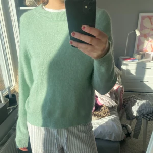 Grön stickad tröja från Zara - Mysig grön stickad tröja från Zara i storlek S. Väldigt bekväm och gosig. Säljer för att den inte kommer till användning längre. 