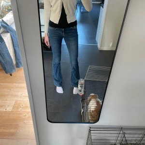 Blå bootcut jeans - Blå lågmidjade bootcut jeans från Gina Tricot 