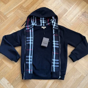 Burberry zip hoodie - Helt ny burberry hoodie storlek L (M) 