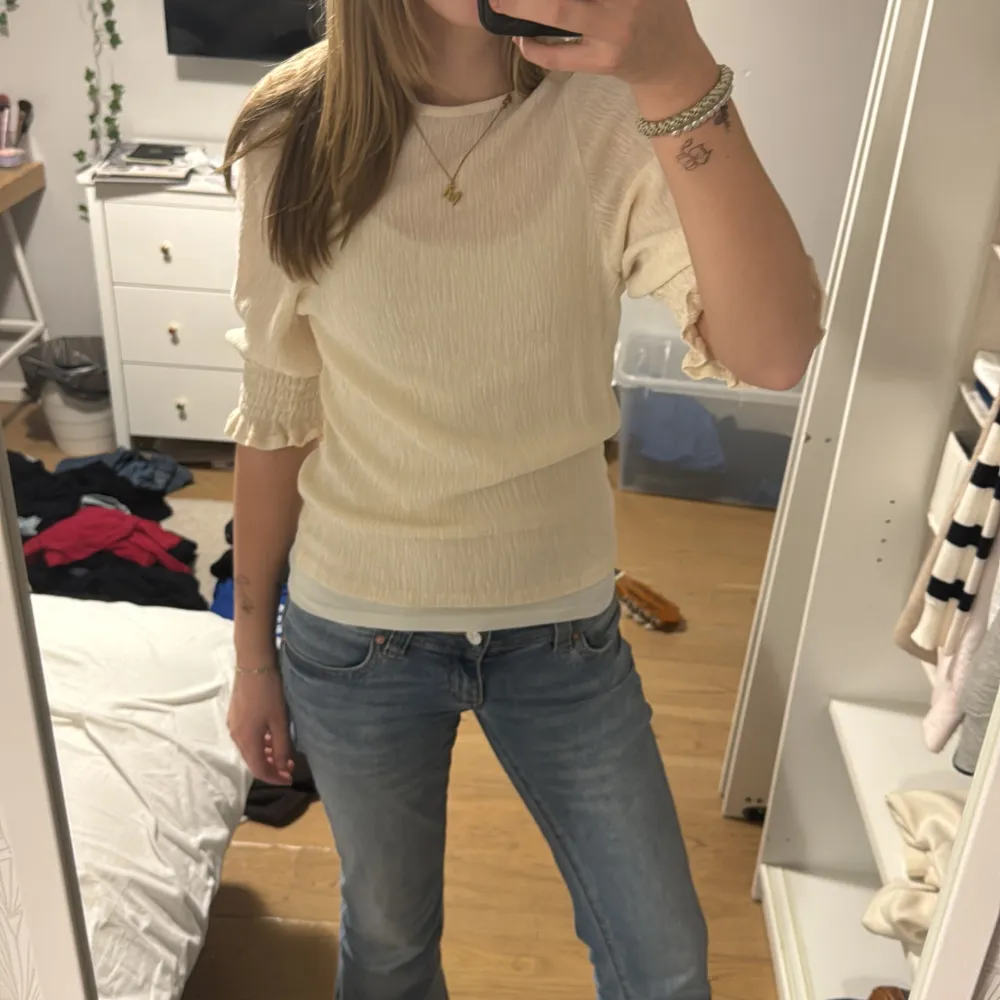 Säljer en jättefin blus med lite puffärmar💗💗 inga defekter ☺️ är storlek M men passar för både xs och s också. Puserot.