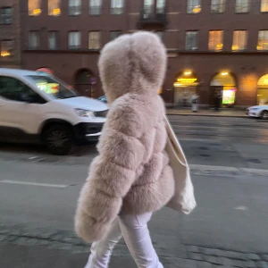 Pälsjacka med luva - Super cool Jack i nyskick utan att fickan har ett litet hål i sömnen vilket inte försämrar funktionen köpt i en butik i Göteborg för 2900kr i oktober 