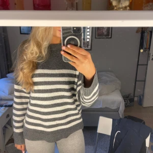 Grå och vit randig stickad tröja - Mysig grå och vit randig stickad tröja med långa ärmar. Säljer pågrund av att den inte kommer till användning längre. Kommer tyvärr inte ihåg vart tröjan kommer ifrån. Bara att skriva om ni har frågor!💗