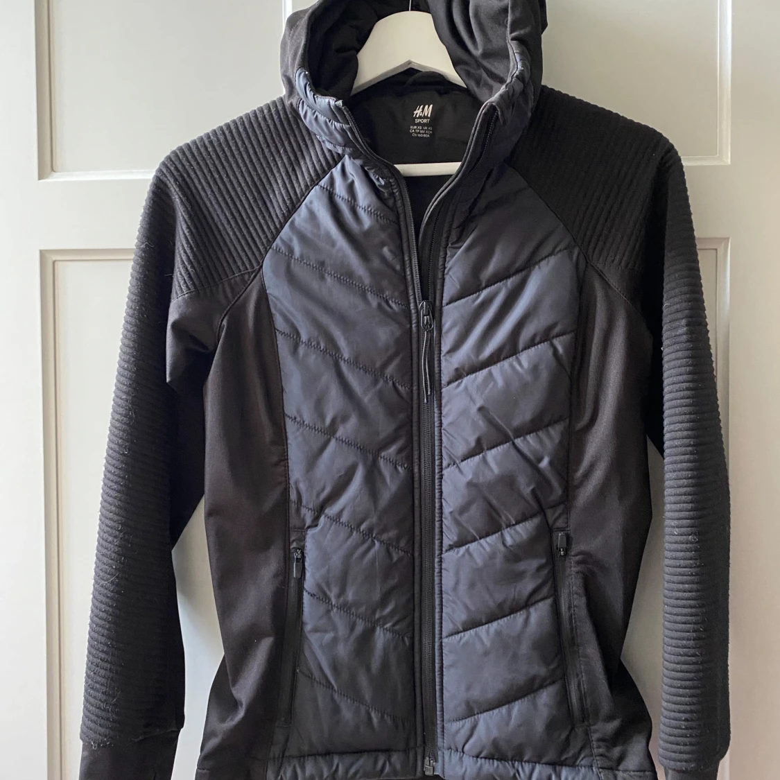 Svart jacka med huva från H&M