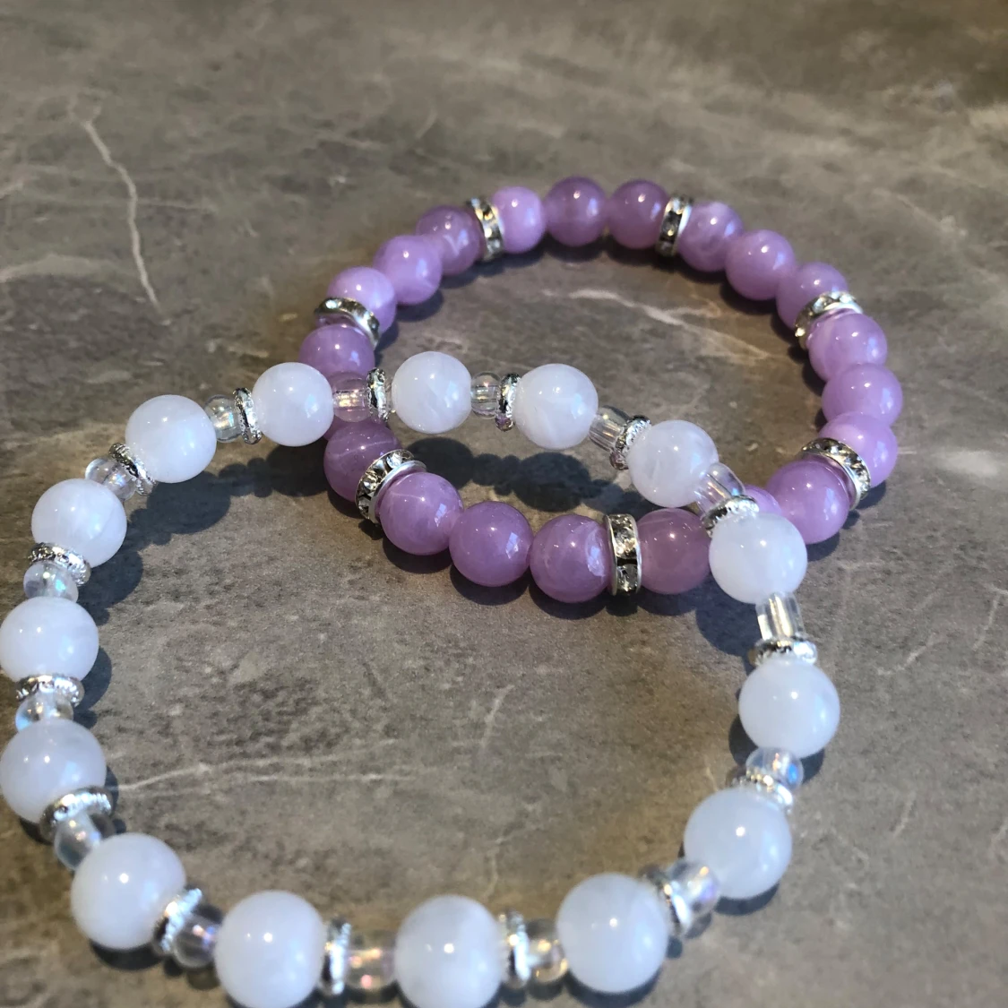 Två pärlarmband i lila och vitt - 1