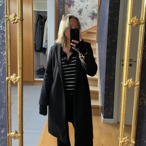 Svart kappa - Svart kappa från Zara, storlek Strolek M. Snygg och väldigt bra skick. Säljer då jag har för mycket jackor/kappor.!