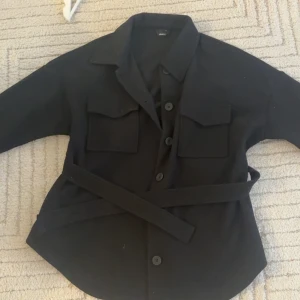 Kappa  - Säljer min svarta kappa från Gina tricot som inte kommer till användning längre💕