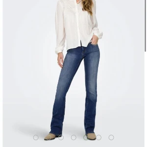 Blå bootcut jeans - Snygga blå bootcut jeans. Inga defekter 💞 storlek S/30 skrov för frågor 💞💞