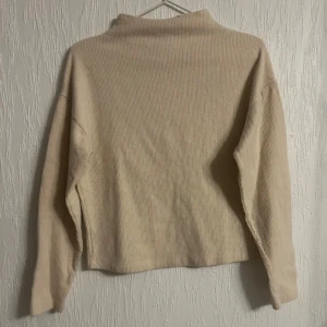 Halvpolo - Stor garderobrensning♻️Se gärna mina andra annonser. Pris går att diskutera vid flerköp🌸