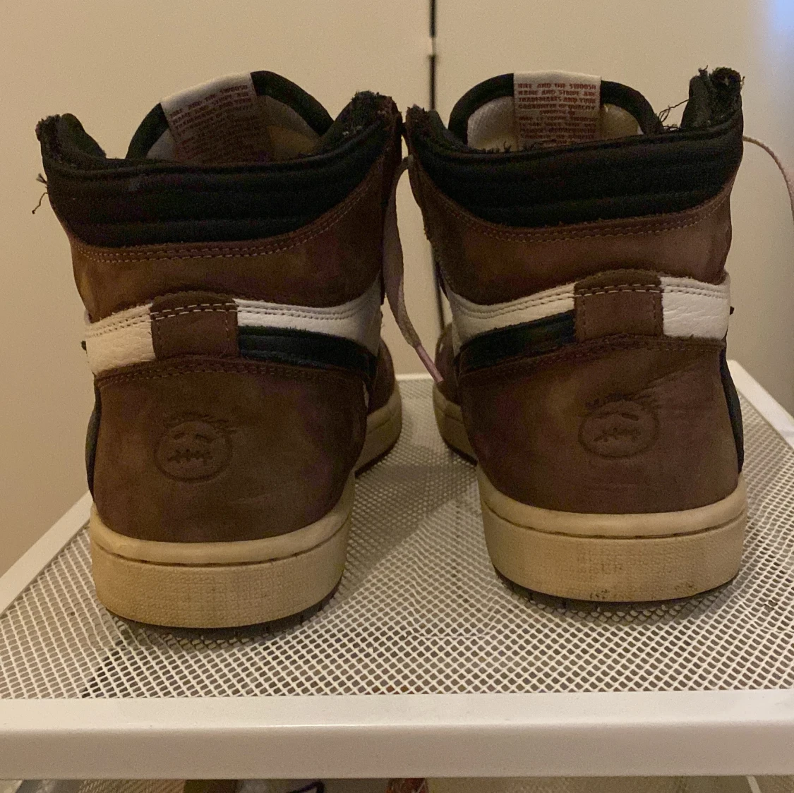 Nike Air Jordans i brunt och vitt - 3