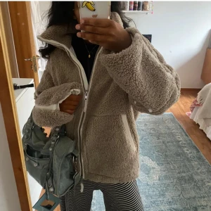 Beige teddyjacka H&M - Mysig beige teddyjacka med dragkedja och hög krage. Exakt samma jacka som på bilderna.