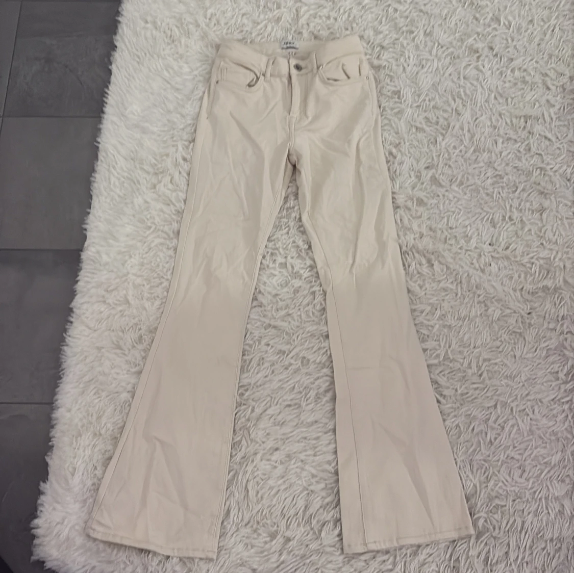 Beige bootcut byxor