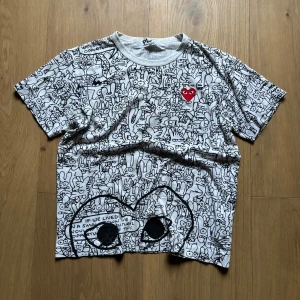 CDG T-shirt - Tja! Säljer en ovanlig CDG t shirt från 2011, kollektionen Life In Hell. Storlek M, inga hål eller liknande. Bara att höra av sig vid frågor eller funderingar