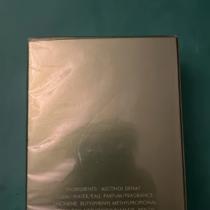CK One Summer Parfym - Fräsch och livlig parfym från Calvin Klein, CK One Summer. Förpackningen har ett tropiskt bladmotiv i grönt och blått med texten 'a new fragrance'. Perfekt för sommarens äventyr.