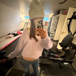 Ljuslila kofta med knappar - Säljer en söt ljuslila kofta med knappar framtill. Koftan har en snygg passform och långa ärmar, perfekt för en avslappnad stil. Den är mjuk och bekväm, idealisk för kyligare dagar.