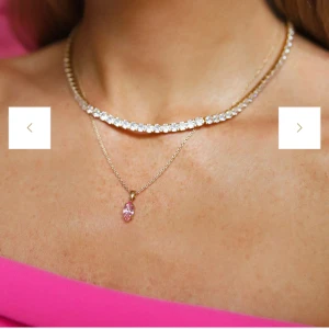 Glittrigt halsband i guld Carolin Svedbom - Elegant halsband i guld med glittrande stenar. Perfekt för att ge en touch av glamour till din outfit. Passar bra till både vardag och festliga tillfällen. Väldigt få tillfälle den är använd🩷🩷nypris 1700kr