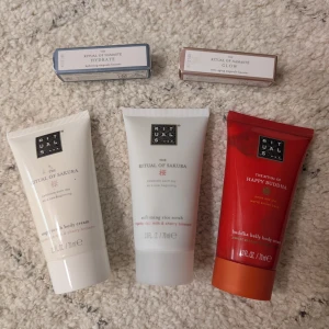 Hudvårdsprodukter från Rituals - Paket med fem produkter från Rituals: 'The Ritual of Sakura' body cream och rice scrub, 'The Ritual of Happy Buddha' body cream samt'The Ritual of Namasté' ampoule boosters för glow och återfuktning. Ampullerna är oöppnade och oanvända. Resterande produkter kan vara provade någon enstaka gång. Julklappstips? ✨🎄🎁