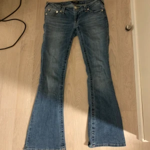 True religion low waist bootcut jeans - Oanvända true religion, köpta nyss från nelly för 1400kr och har ändast provat de. De är ultra low rise flair i storlek 27. Det är jättefina rosa detaljer på fickorna. Säljer då de är lite för stora, annars dröm jeans😍