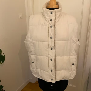 Vit väst - Vit väst med fleece på insidan🤍 