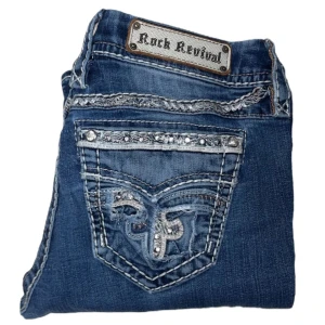 Rock Revival jeans - Bootcut Rock Revival jeans. W30. Lagning (bild 3) [Ytterbenslängd 110cm] [Innerbenslängd 83cm] [Midja 42cm] [Benöppning 22cm]