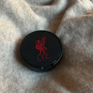 Svart förvaringsdosa med valfri design - Liverpool dosan✨Perfekt för att förvara småsaker eller som en dekorativ detalj. 